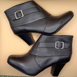 NWT Clarks Bendables Leather Ankle Boots with Cuff Color Black Size 8.5M